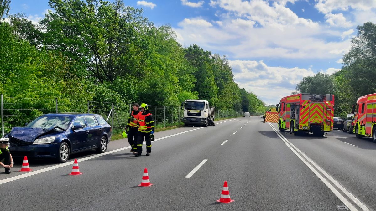 V Ostravě zahynul člověk při střetu dvou aut s motocyklem